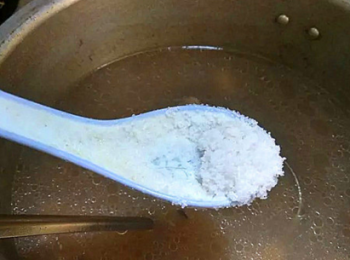 step4: 鍋中適量開水，再放入鹽，糖，高壓鍋壓制25分鐘左右。