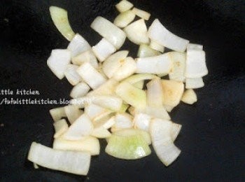 step3: 炒粉絲：
燒熱油，加入洋蔥炒至半透明。