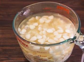step1: 南杏﹑北杏同白米稍為沖洗乾淨，加入水浸泡 4 小時以上（水必需要蓋過材料）。