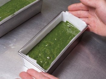 step8: 在鋪了紙的模具裡分別倒入530g，輕輕讓模具敲一下桌面，排出多餘的空氣。