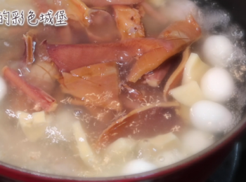 step4: 依序放入酸筍、切片魷魚和鵪鶉蛋，大火煮滾。