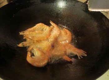 step2: 烧热油锅，下虾炸至八成熟捞起沥干油分。