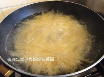 step6: 另一個鑊水滾後可以放入意大利粉去煮至適合自己的口感，