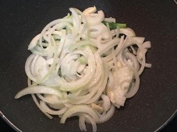 step5: 下洋蔥拌炒出香氣。
