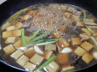 step3: 加水，可以淹過小豆干就可以了，下八角與蜜汁烤肉醬，滾後轉小火，慢慢收汁