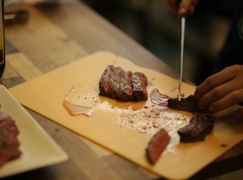 step4: 差不多7分熟的熟度，可以起鍋切片