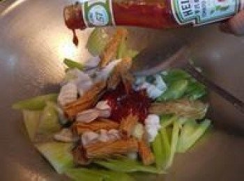 step2: 魷魚跟透抽容易出水，.所以用過油的方式先做八分熟處理，西洋芹也一樣方式保持翠綠，過油後的魷魚跟透抽加入亨氏番茄醬下鍋翻炒均勻。