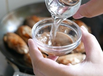 step5: 把水加入剩下的醃料中拌勻。