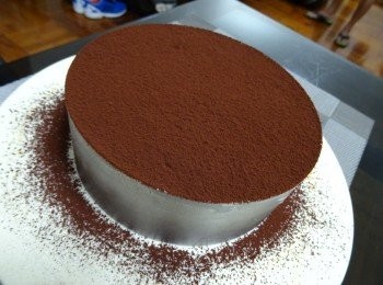 step9: 冷凍後蛋糕面灑上防潮可可粉, 用火鎗幫助脫模， 再按喜好裝飾便完成。