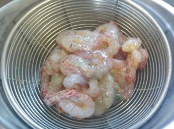 step1: 新鮮去殼赤米蝦仁用水沖洗數約1分鐘