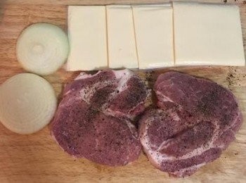 step1: 豬肩肉洗淨擦乾，用鹽和胡椒粉在兩面調味。洋蔥半顆再切成2塊同厚度的。生菜和小蕃茄用可飲用水洗淨瀝乾備用。