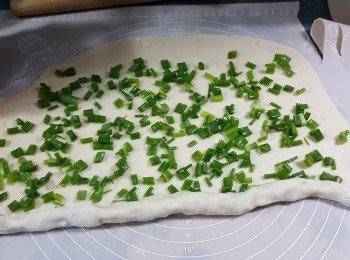 step9: 再由下向上慢慢卷起粉糰