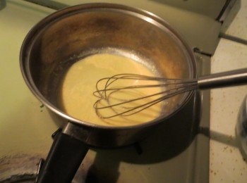 step1: Cheddar cheese,牛油,牛奶用小火煮溶（不需要煮滚），备用。