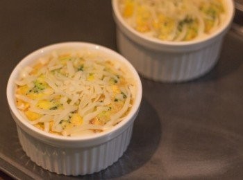 step8: 置於攝氏170度之焗爐上層，焗至10分鐘時取出盡快灑上餘下之芝士碎再放回焗爐多焗10分鐘