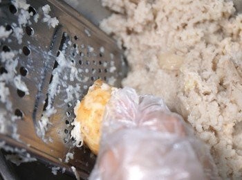 step1: 把蓮藕和芋頭去皮，然後分別磨成泥，備用。