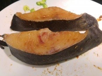 step2: 醃製次序先用味噌搽混魚身, 味醂之後油, 醃最少半小時。