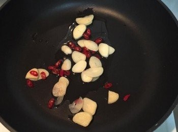 step2: 平底鍋熱橄欖油，加入蒜片和辣椒和鹽胡椒慢慢煎香，等蒜片有點變色時加入鮮蝦拌炒