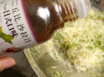 step11: 再撒紅椒粉、七味粉，碟邊拌以<<span class="group_2">丘比沙拉汁</span>- 日式口味〉調味的蘿蔔苗/豆苗。