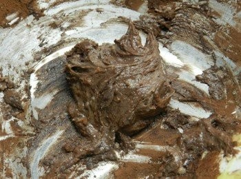 step6: 取出一小部份麵糊篩入可可粉拌勻