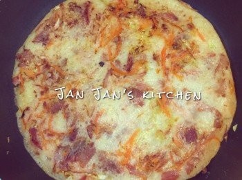 step4: 一面中小火煎4分鐘，用鑊剷揭起少許看底面如已金黃，即可倒轉在一平底碟上，慢慢傾入鍋中煎另一面4分鐘至金黃。
如想另一面也金黃脆口，反面前可再放點油才煎。