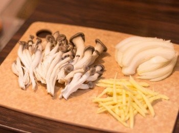 step2: 撕開秀珍菇，洋蔥及薑切絲