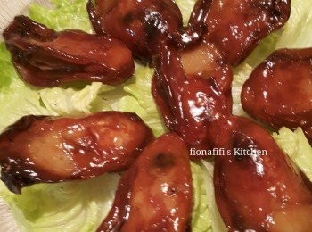 step3: 平底鑊放食油及金蠔，用細火煎至兩面金黃，加進蜜糖拌勻上碟，即成蜜餞金蠔