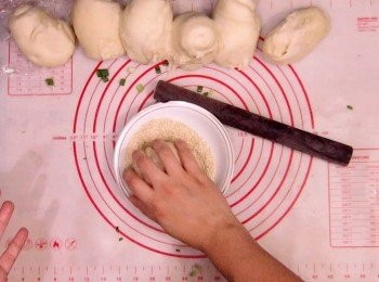 step13: 包好內餡的麵糰收口向下，印上白芝麻後放上焗盤