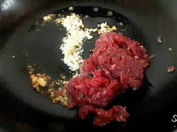 step9: 隨即加入牛肉拌炒至轉色