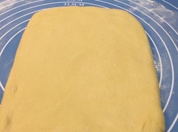 step2: 用棒壓至1cm厚左右。