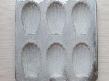 step10: 將烤模抹上一層薄油再灑上表層麵粉。