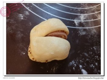 step7: 用膠括在中間切開, 再沿切口打開麵團。