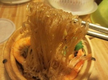 step6: 色香味俱全的鮮蝦粉絲煲，超級噴香下飯，入味的粉絲和鮮彈飽實的蝦肉，會讓人忍不住一口接一口，吃完還會吮指回味呢。