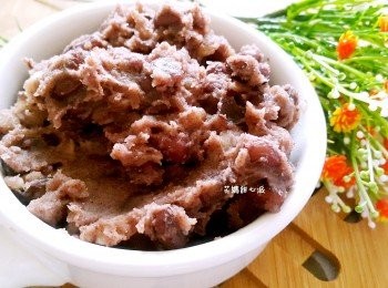 step2: 加入奶油融化後攪拌均勻喜歡口感細緻一點可以壓方式將紅豆粒壓開!