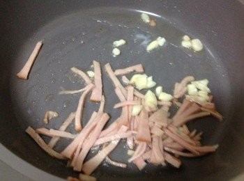 step1: 爆香蒜末、火腿絲