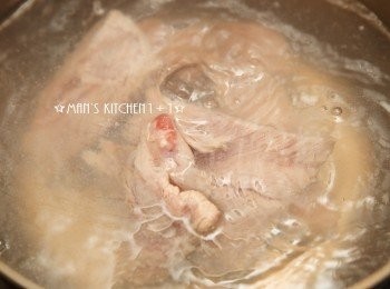 step1: 首先將排骨汆燙後洗淨備用；蓮藕去皮洗淨後切塊泡水備用。