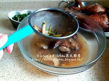 step10: 將湯用隔篩隔去其餘材料 , 盛起面上的油去掉