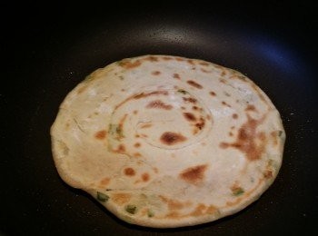 step9: 反轉另一面, 同樣慢火加蓋煎5分鐘.