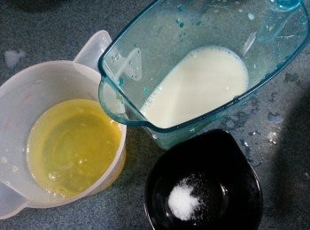 step6: 豆漿加入蛋白加入鹽,用打蛋器拌勻
