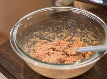 step5: 免治豬肉放入大碗，加入蝦肉及所有調味料，用筷子打圈攪勻至起膠