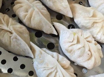 step4: 餃子放上蒸架。涼水開始大火蒸6-7分鐘即可。