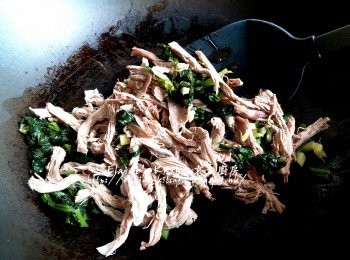 step10: 燒紅鑊 , 爆香薑粒 , 加入雪菜炒香 , 再加入火鴨絲及贊少許酒拌勻