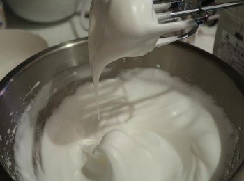 step4: 取三顆蛋白，將細砂糖分次倒入蛋白中，打發至濕性發泡，呈現彎勾且滑順細緻。