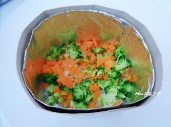 step3: 白飯上層再放上紅蘿蔔及花椰菜，然後再蓋上一層白飯然後壓緊，接著再一層肉鬆，最後再鋪上白飯壓緊