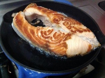 step1: 鮭魚抹上塩，兩面煎熟