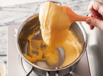 step6: 待麵糊出現光澤，且用耐熱刮刀舀起時會整團重重落下的話，再加入一點點打散的蛋一起攪拌。