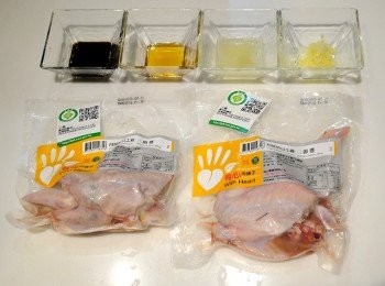 step1: 將大蒜切成蒜末，加入醬油、檸檬汁、蜂蜜，均勻混合。