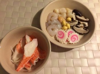 step1: 鮮冬菇切片再出水，蝦仁挑腸，用鹽醃10分鐘再冲水備用；