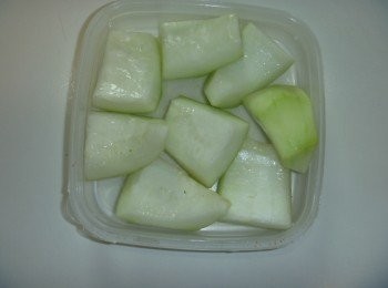 step1: 蒲瓜削皮去除瓜囊,切塊,灑<span class="group_2">醃料</span>抓勻靜置30分鐘,擰乾水分備用.