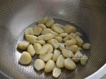 step4: 用筲箕把蒜頭瀝乾。