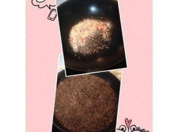 step2: 梅乾洗淨,泡冷水,泡到梗及葉都柔軟,瀝乾後切小碎丁. 起油鍋爆香蒜頭和辣椒末(不喜辣者可去籽),將梅乾菜入鍋拌炒到香味透出, 以鹽, 糖及少量的醬油調味,加半碗到一碗的水略為燉煮. (每家的梅乾菜軟硬和鹹度都不同)故調味前請記得一定要先試味道.